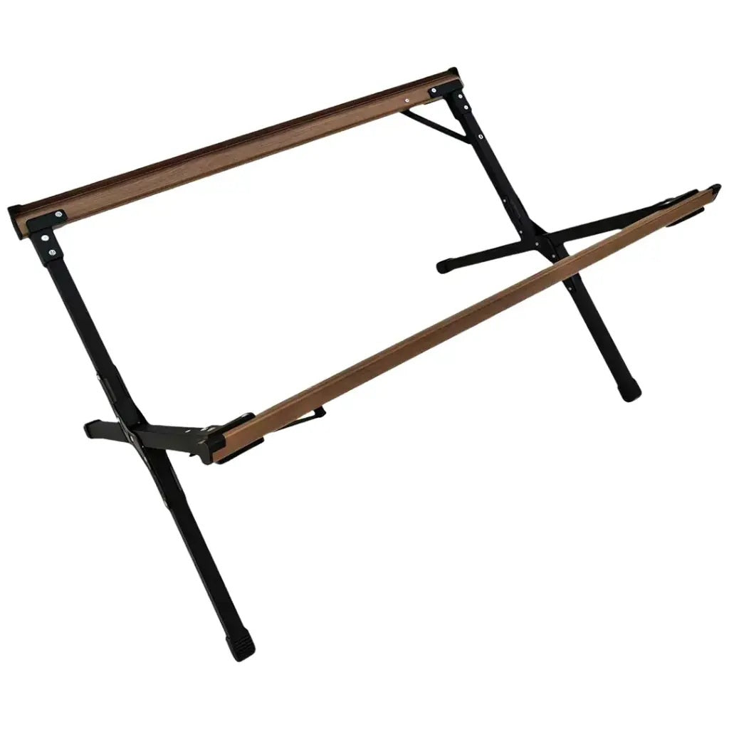 Close-up of the unique hinge system for quick setup on the Green Lion Camp T3.

لقطة قريبة لنظام المفصلات الفريد لسهولة التركيب في طاولة جرين ليون Camp T3.